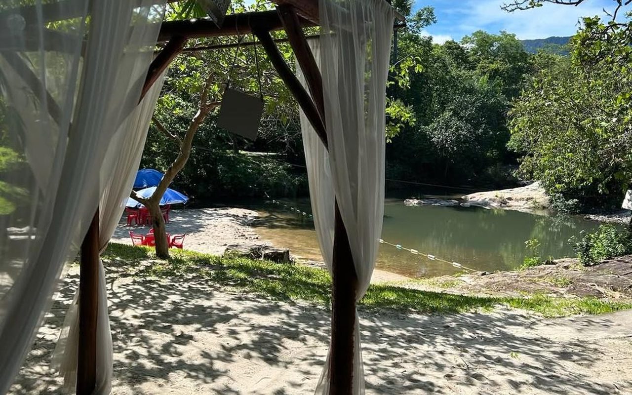 Rede à sombra das árvores no jardim do balneário